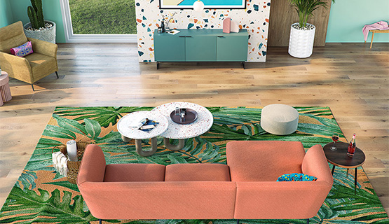 Bunt eingerichtetes Wohnzimmer mit orangerosa Sofa, grünem Lowboard und einem gelben Sessel
