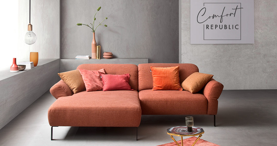 Rostbraunes Sofa mit Eckelement von Comfort Republic im minimalistisch eingerichteten Wohnzimmer