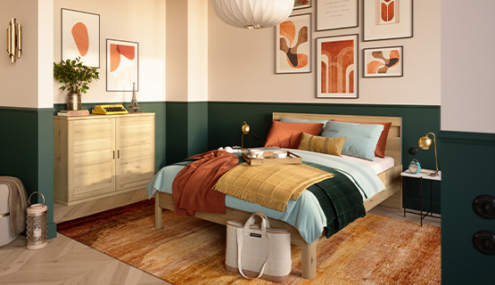 Schlafzimmer mit Holzbett und bunter Bettwäsche
