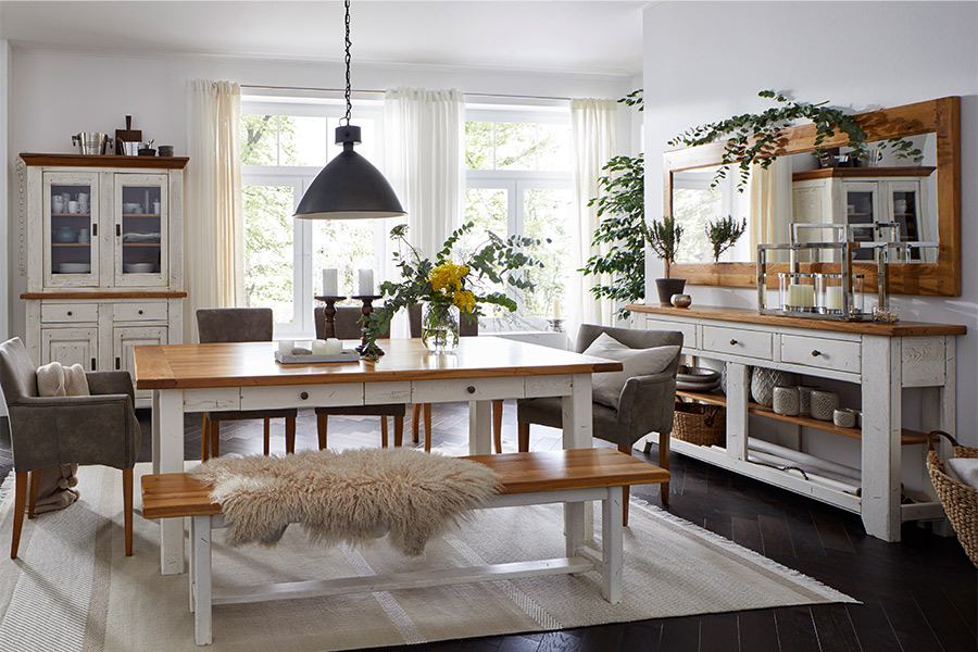 Esszimmer mit Möbeln im Landhausstil: Weißlackiert mit hellbrauner Oberfläche