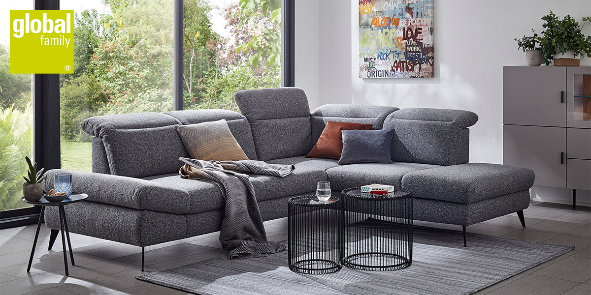 Modernes Wohnzimmer mit grauem Stoff-Sofa und einem eleganten Highboard in hellem Grau