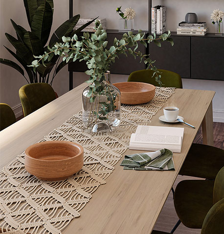 Elegant gedeckter Esstisch mit grünen Polsterstühlen