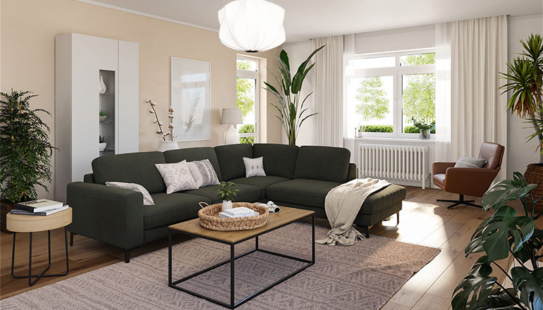 Wohnzimmer mit dunkelgrünem Sofa und hellbraunem Sessel sowie vielen Pflanzen