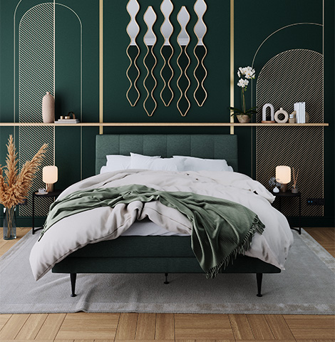 Elegantes Schlafzimmer mit dunkelgrünem Bett und stilvoller Deko