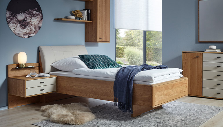 Blaues Schlafzimmer mit Möbeln aus Massivholz: Lenoso