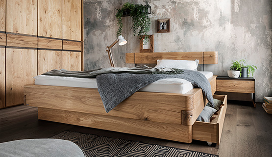 Massiver Kleiderschrank und massives Bett aus dem Holz der Eiche