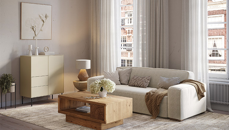 Wohnzimmer in zarten Creme-Tönen: Sofa, Highboard und Deko