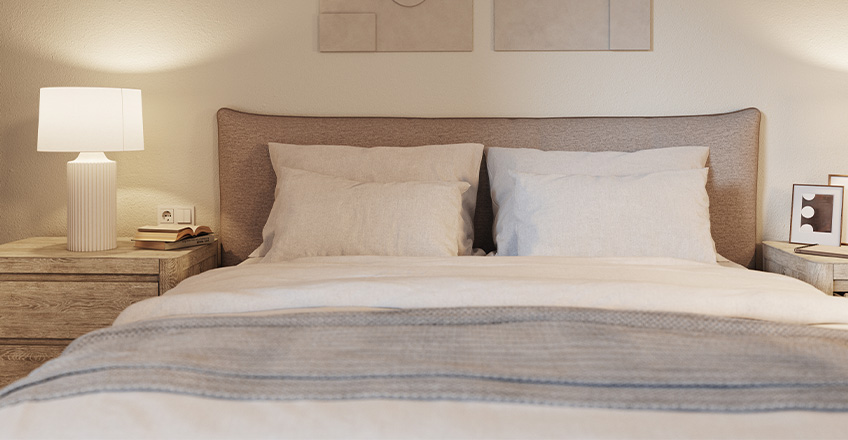 Nahaufnahme eines gemütlichen Bettes mit Stoffbezug aus dem Schlafzimmerprogramm von Homepoet