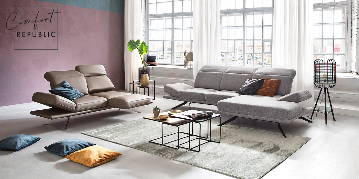 Moderne und minimalistische Sofas in hellem Loft