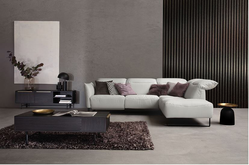 Weißes hochwertiges Sofa mit vielen Kissen im schwarz eingerichteten Wohnzimmer
